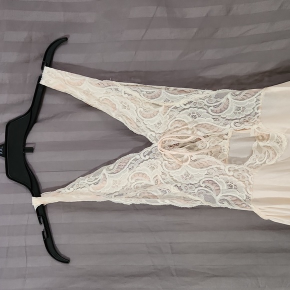 Long , nylon peach nightgown with v lace top and side suits. Size medium - Picture 2 of 6